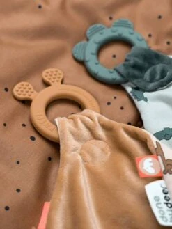 Doudou Plat Attache Sucette - DONE BY DEER Moutarde - Done By Deer -Promos Jouets Boutique doudou plat attache sucette done by deer 2