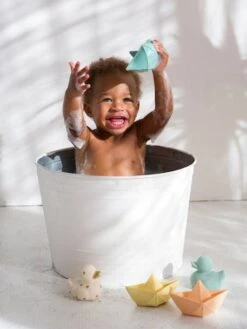 Jouet De Bain Bateau Origami - OLI & CAROL Menthe - Oli Et Carol -Promos Jouets Boutique jouet de bain bateau origami oli carol 5