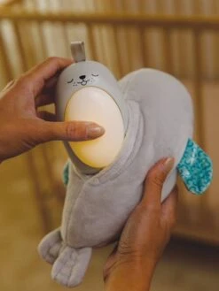 Veilleuse Bébé Otarie Douce Nuit 3 En 1 - INFANTINO Gris - Infantino -Promos Jouets Boutique veilleuse bebe otarie douce nuit 3 en 1 infantino 3